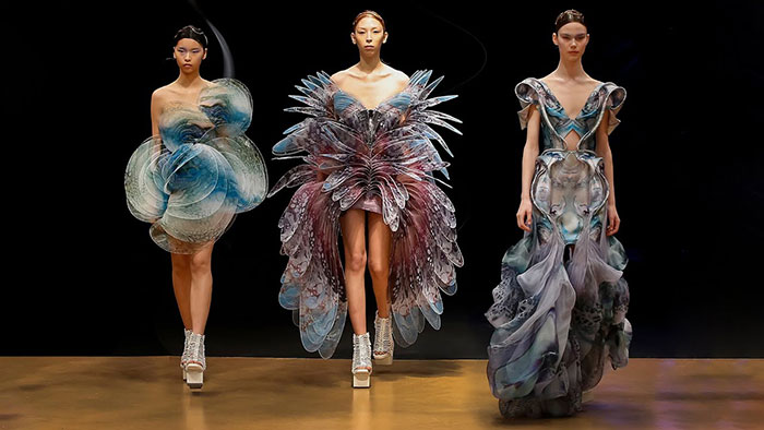 Iris van Herpen navrhla módní kolekci Sensory Seas inspirovanou smysly