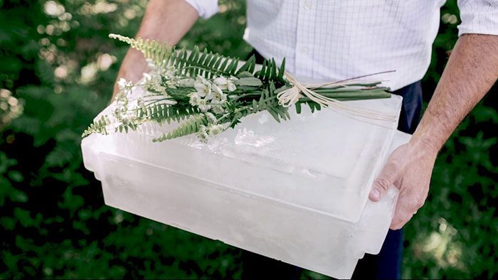 The Flow Ice Urn je plovoucí urna z ledu pro pohřbívání do vody