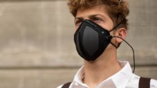 Američané vyvinuli masku zabíjející viry a bakterie pomocí grafenu