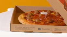 Ikea s Pizza Hut vyrobili pizza stolek Säva inspirovaný oddělovačem z krabice