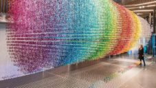 Slices of Time je instalace v barvě duhy ze 168 000 papírových číslic