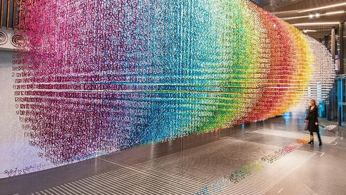 Slices of Time je instalace v barvě duhy ze 168 000 papírových číslic