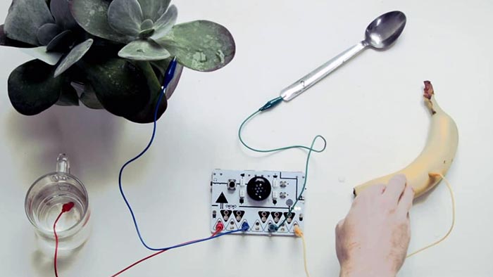 Elektronický nástroj Ototo hraje zvuky přes banán nebo vodu