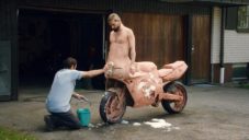 Salvatore Ganacci má videoklip s polovičním mužem a poloviční motorkou