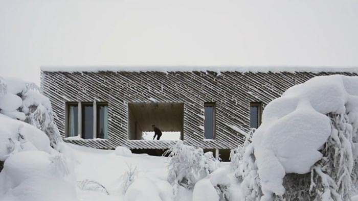 Skigard Hytte je rekreační chata s diagonální fasádou postavená celá ze dřeva Skigard Hytte je rekreační chata s diagonální fasádou postavená celá ze dřeva