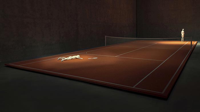 Berlínská galerie vystavuje tenisový kurt v reálné velikosti s padlým chlapcem