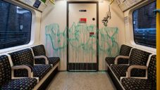 Banksy vyzdobil londýnské metro krysami na podporu nošení roušek