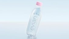 Evian přichází se 100procentně recyklovatelnou plastovou láhví bez štítku