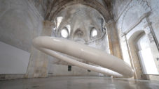 V kostele ve francouzském Arles levituje 12metrový prstenec Boreal Halo