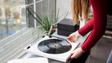 Tone Turntable je minimalistický gramofon s bluetooth vyrobený v Česku