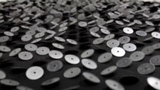 Zimoun vytvořili instalaci ze 1944 kovových disků rotujících na desce