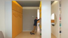 Milánský 30metrový byt má pohyblivou stěnu pro variabilnější využití prostoru