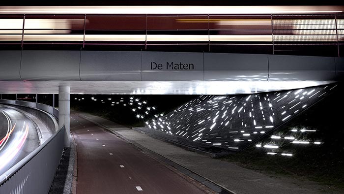 Nizozemec vytvořil u cyklostezky pod přejezdem světelnou instalaci aktivovanou vlakem