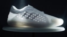 Adidas navrhl pro Pradu boty inspirované plachtěním z materiálu připomínající mýdlo