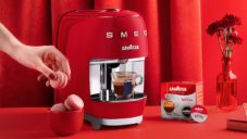 Smeg se spojil s Lavazza a vytvořili kávovar s ikonickým retro designem