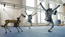 Boston Dynamics nechalo své čtyři roboty tančit na píseň Do You Love Me?