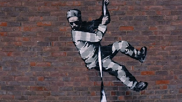 Banksy natočil video o malbě utíkajícího vězně na stěnu bývalé věznice