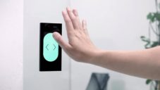 Stuck Design navrhli bezdotykové tlačítko pro ovládání posuvných dveří
