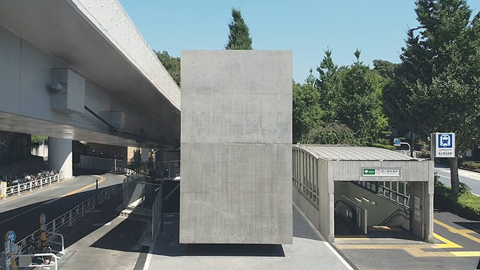 V Tokiu postavili monolitické betonové toalety s interiérem ze dřeva