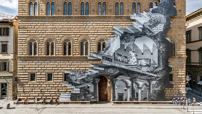 JR pokryl fasádu florentského paláce Palazzo Strozzi optickou iluzí jiného světa