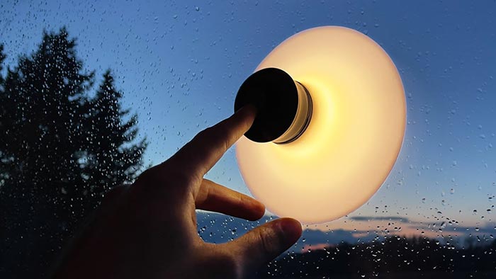 Neozoon vyvinul inovativní přenosnou lampu s obří svítící přísavkou