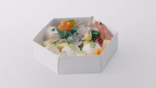 Japonské studio Nippon navrhlo skládací papírové krabičky na jídlo