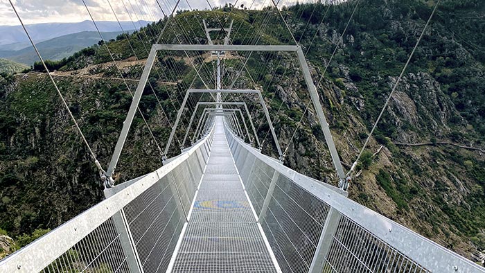 V Portugalsku dokončil největší zavěšený most pro pěší na světě Arouca 516