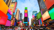 Cosimo Scotucci promění reklamní obrazovky na Times Square na Spectrum