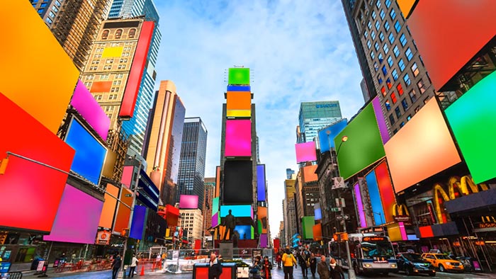 Cosimo Scotucci promění reklamní obrazovky na Times Square na Spectrum