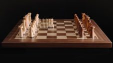 Phantom jsou dřevěné šachy s robotickým ovládáním figur protihráče
