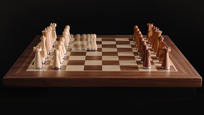 Phantom jsou dřevěné šachy s robotickým ovládáním figur protihráče