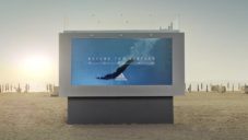 Adidas umístil na pláž v Dubaji první tekutý billboard na světě