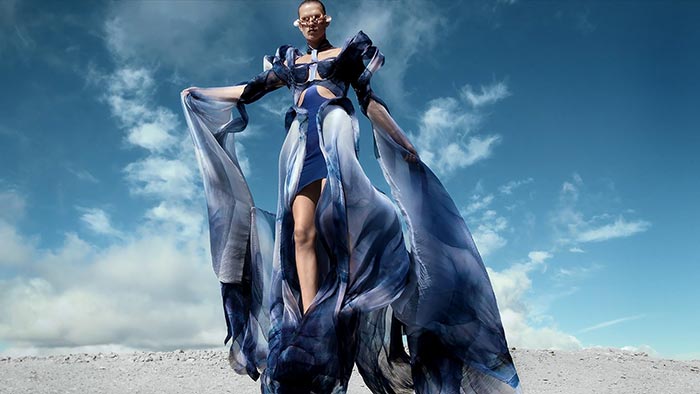 Iris van Herpen navrhla módní kolekci Earthrise z plastu vyloveného z moře