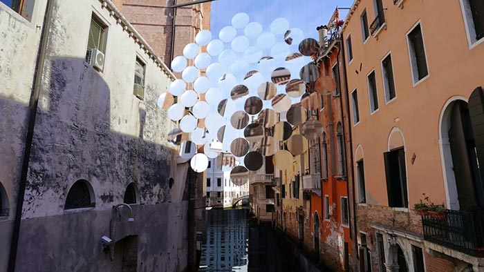 Vincent Leroy zavěsil nad kanálem v Benátkách instalaci z desítek čoček