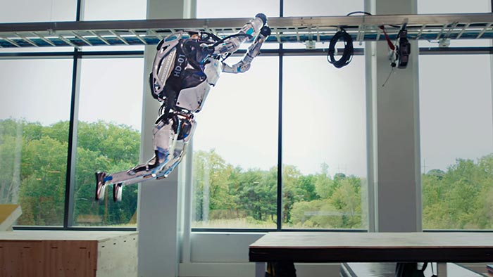Boston Dynamics natočilo dva roboty Atlas bravurně skákající parkour