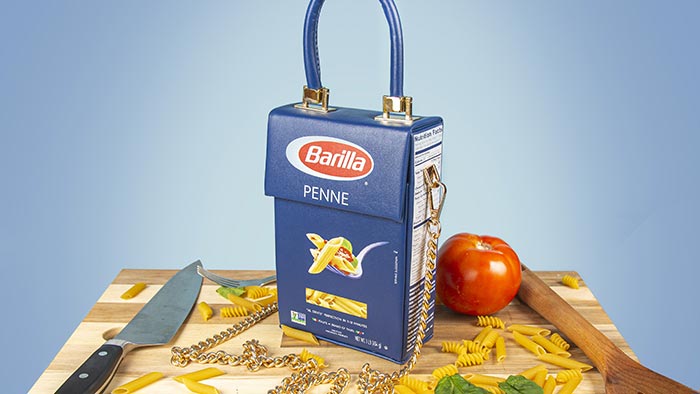 Nikolas Bentel navrhl kabelku Pasta Bag z krabice od těstovin