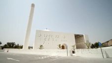 Bělostí zářící dubajská mešita Gargash je protkána motivem trojúhelníků