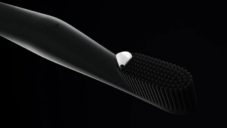 Nest Brush je silikonový elektrický kartáček na zuby s dávkovačem pasty