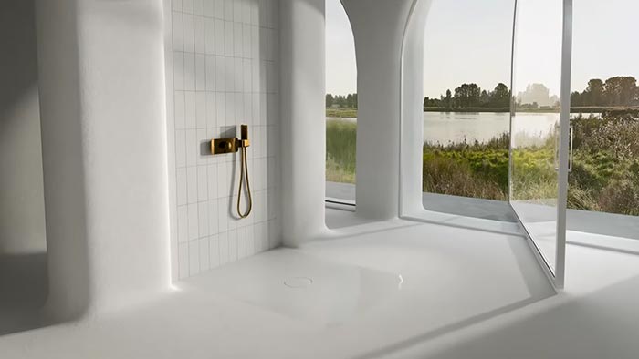 BetteAir je sprchový kout z jediné dlaždice splývající s okolní podlahou