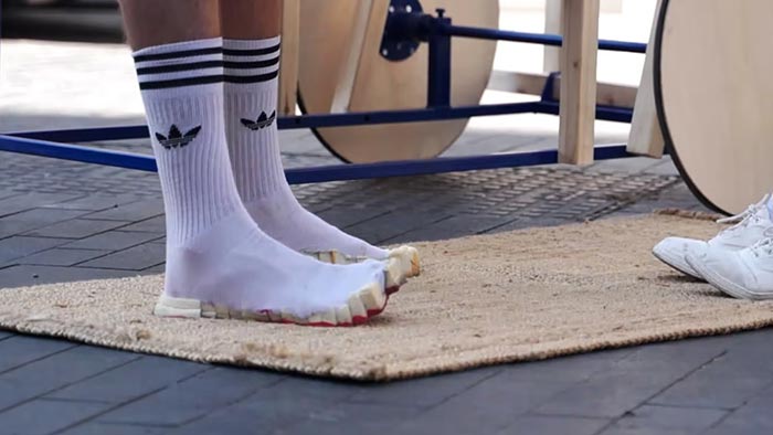 Izraelský designér navrhl boty Pixel Shoe aplikované jako podrážka na ponožky