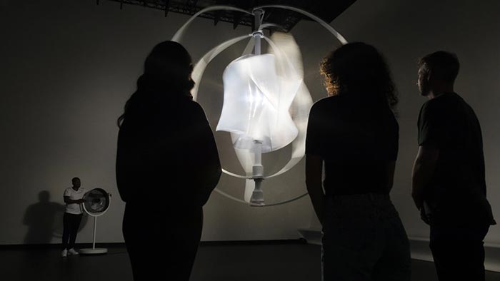 Nizozemský umělec proměnil vítr v efektní rotující světelnou instalaci