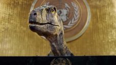 Dinosaurus na půdě OSN varuje před zánikem naší planety Země