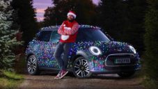 Do 2 000 vánočních světýlek zabalený vůz Mini vybírá peníze na charitu