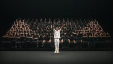 Sadeck Waff natočil choreografii se 126 sedícími performery oděnými v černé