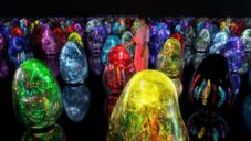 TeamLab udělal instalaci ze 61 obřích svítících vajec měnících barvy
