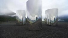 Vincent Leroy umístil dočasně na Island trojici zrcadlových objektů Anamorphosis