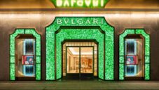 Bulgari má fasádu obchodu vyrobenou z recyklovaných láhví od šampaňského