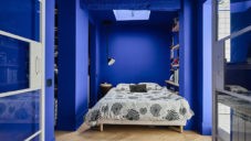 Pařížský byt s plochou jen 42 metrů má modrou ložnici se světlíkem nad postelí