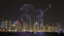 Dubaj oslavila příchod nového roku show ze stovek barevných dronů