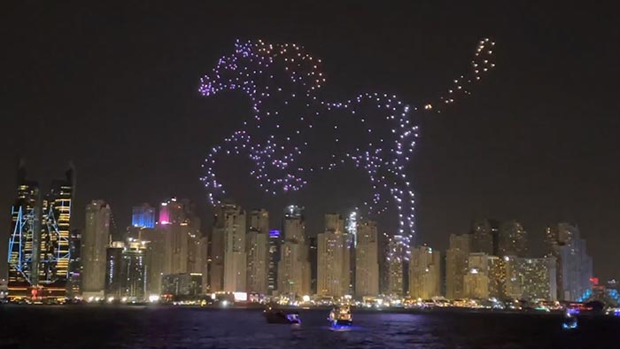 Dubaj oslavila příchod nového roku show ze stovek barevných dronů